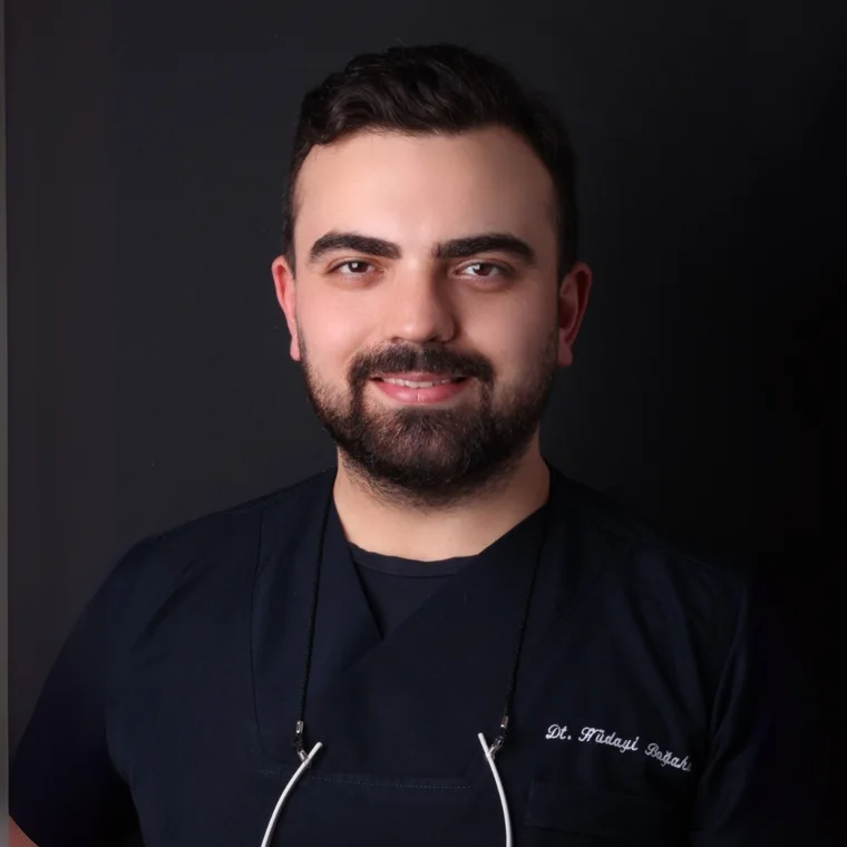 Dt. Hüdayi Boğahan، طبيب أسنان تجميلي وشريك مؤسس في DentX International Clinics
